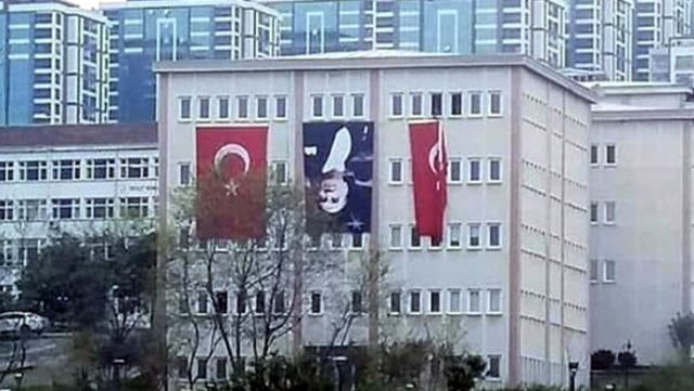Trabzonda ictimai binada Atatürkün plakatını tərs asdılar - FOTO